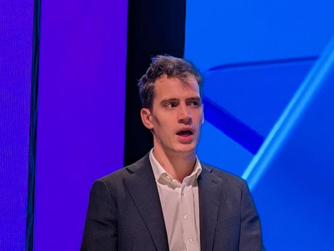 Mistral-CEO Arthur Mensch in België: ‘Het lijkt alleen maar logisch dat we op termijn eigen chips maken’