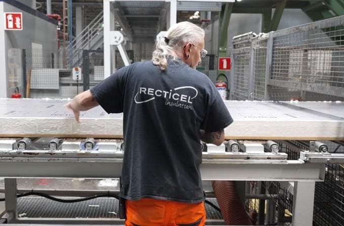 Recticel opent fabriek om afval van isolatieplaten te recycleren