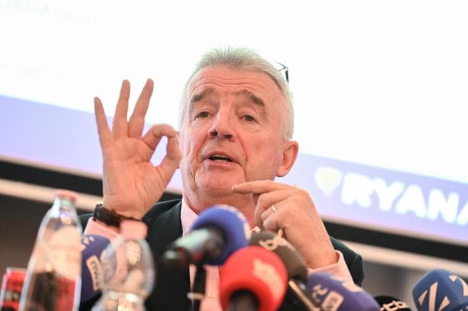 Ryanair waarschuwt voor hogere kosten, topman O’Leary blijft langer aan
