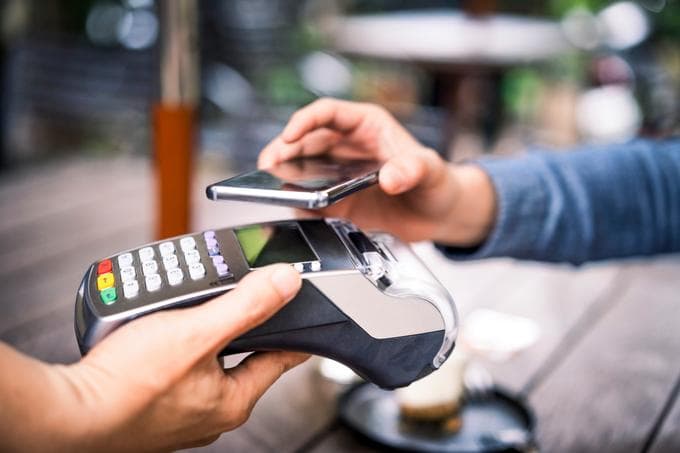 Al bijna zes op de tien Belgen gebruiken mobiele betalingen