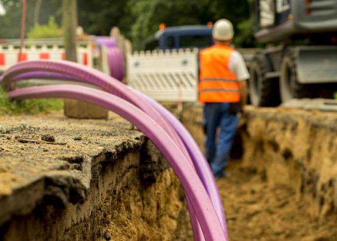 Telecomreuzen begraven (deels) de strijdbijl: gedeeld glasvezelnetwerk moet dubbele graafwerken stoppen
