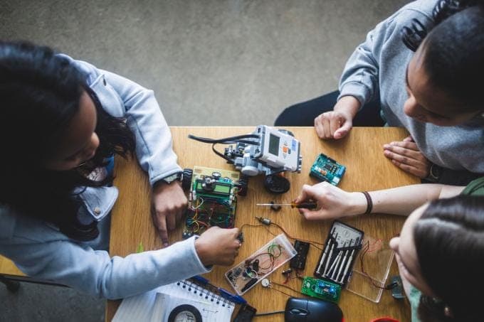 ‘Misschien begrijpen ze niet elke regel code, en dat is oké’: Informatica-onderwijs zoekt nieuwe rol in een wereld vol AI