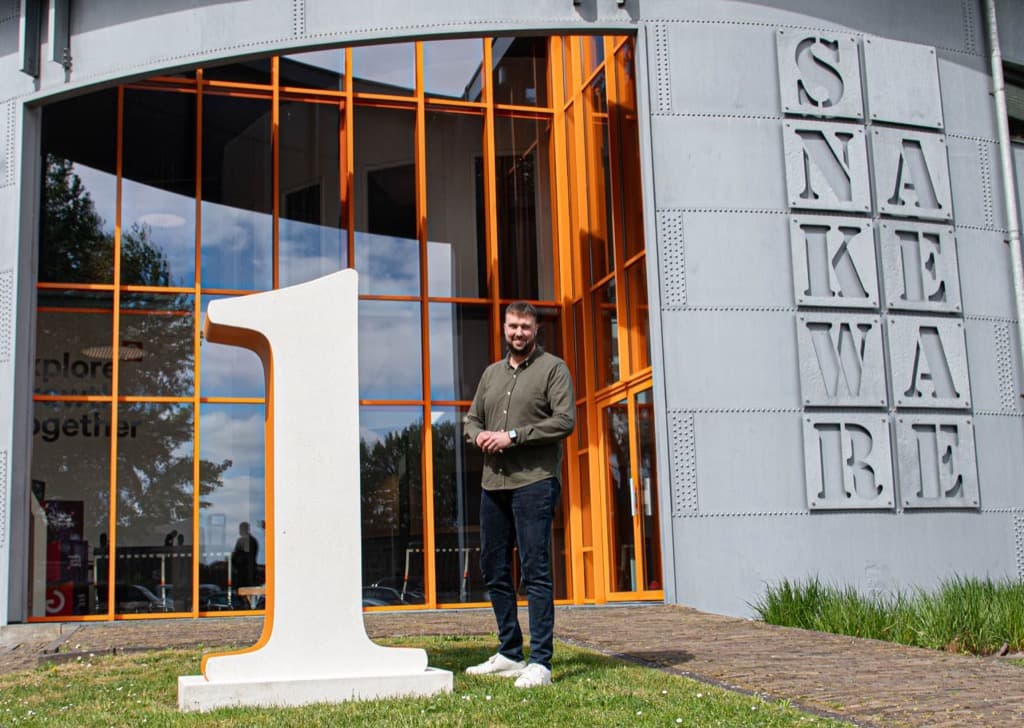 Nieuwe directeur Snakeware, oprichters naar achtergrond